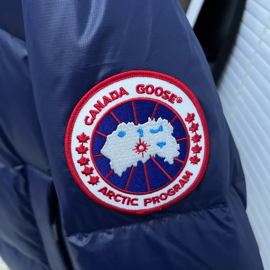 P820 ​​𝘾𝘼𝙉𝘼𝘿𝘼 𝙂𝙊𝙊𝙎𝙀/Canada Goose 2023 Limited New Crofton Puff Down Jacket Pure Guangzhou Inspection 80 White Duck Down Filling‼  Top version, ceiling level‼ Crofton soft bread, the latest style in 2023, has a cold protection effect of up to level 4. It is made of recycled Feather-Light tear-resistant fabric. It is ultra-light and has no weight on the upper body at all! The unique black label highlights your temperament‼  Canada Goose, a Canadian brand, has always been recognized as the warmest down jacket. Various Instagram celebrities, Internet celebrities, and celebrities often wear it for street photos. I do Canada Goose every year, but I still can’t get rid of my love for geese. No matter how cold the winter is, there is no need to be afraid, because there are geese! Filled with 80% white duck down, Canada Goose is the legendary warmest down jacket and is known as a must-have for Arctic outdoor sports! The most popular down jacket in the world, celebrities are rushing to buy it, it is a must-have! Same style for men and women Size: S~XXL